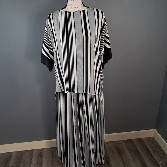 Vince Camuto Dresses & Skirts - Vince Camuto Graphic Black And White Striped Top And Skirt Set Size Medium